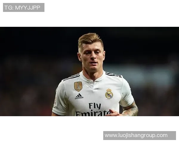 探讨当今足球界最壮实的明星球员及其健身秘诀与训练方式 探讨当今足球界最壮实的明星球员及其健身秘诀与训练方式